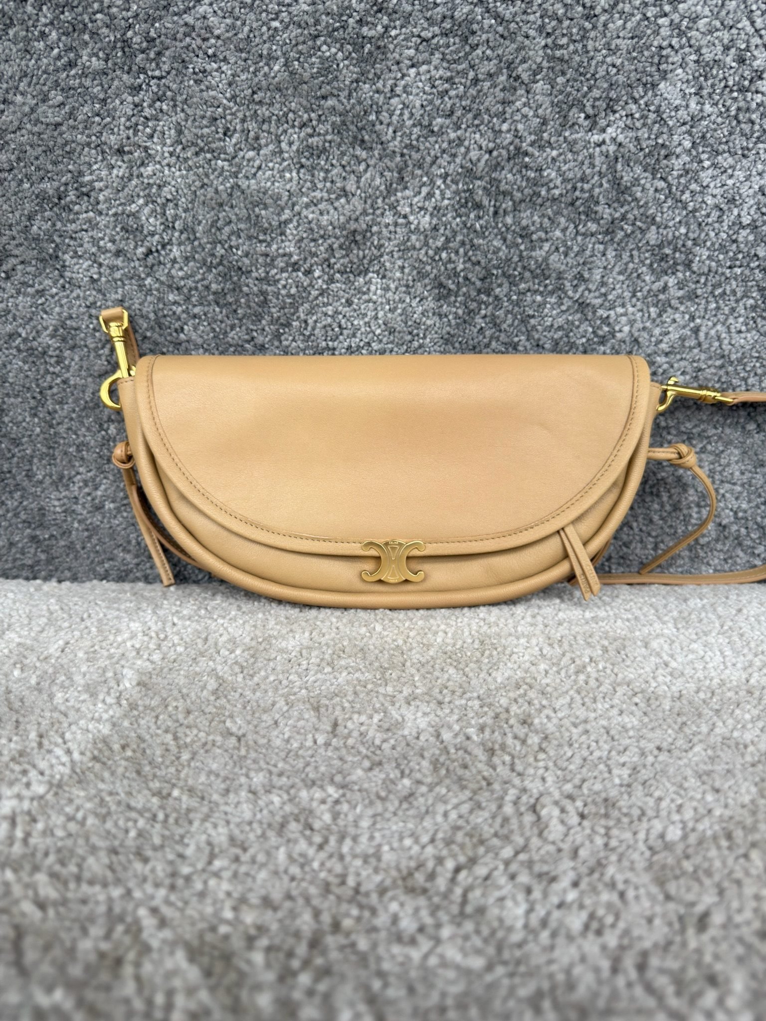 셀린느 소프트 트리옹프 하프문 스몰백