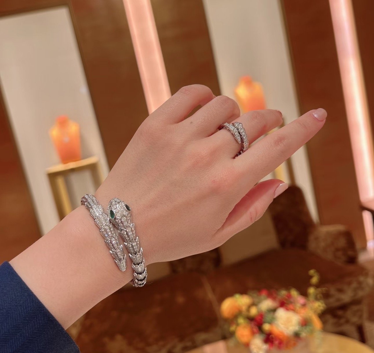 불가리 세르펜티 에메랄드 풀 파베 뱅글 팔찌 - 이미지 6